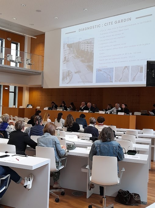 You are currently viewing Les étudiantes et étudiants du M1 d’urbanisme MADURA présentent leur travaux devant les élu-es de CAEN la mer