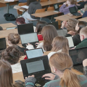 Faire communiquer les étudiantes et étudiants en amphithéâtre, une expérience d’apprentissage entre pairs